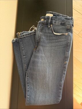 Good American Good Waist size 6 Mid-Blue Frayed Hem Cropped Jeans 28 inseam